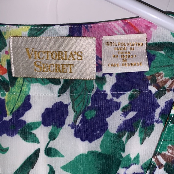 Victoria’s Secret Small sleeveless floral blouse buttons down front - Picture 4 of 5